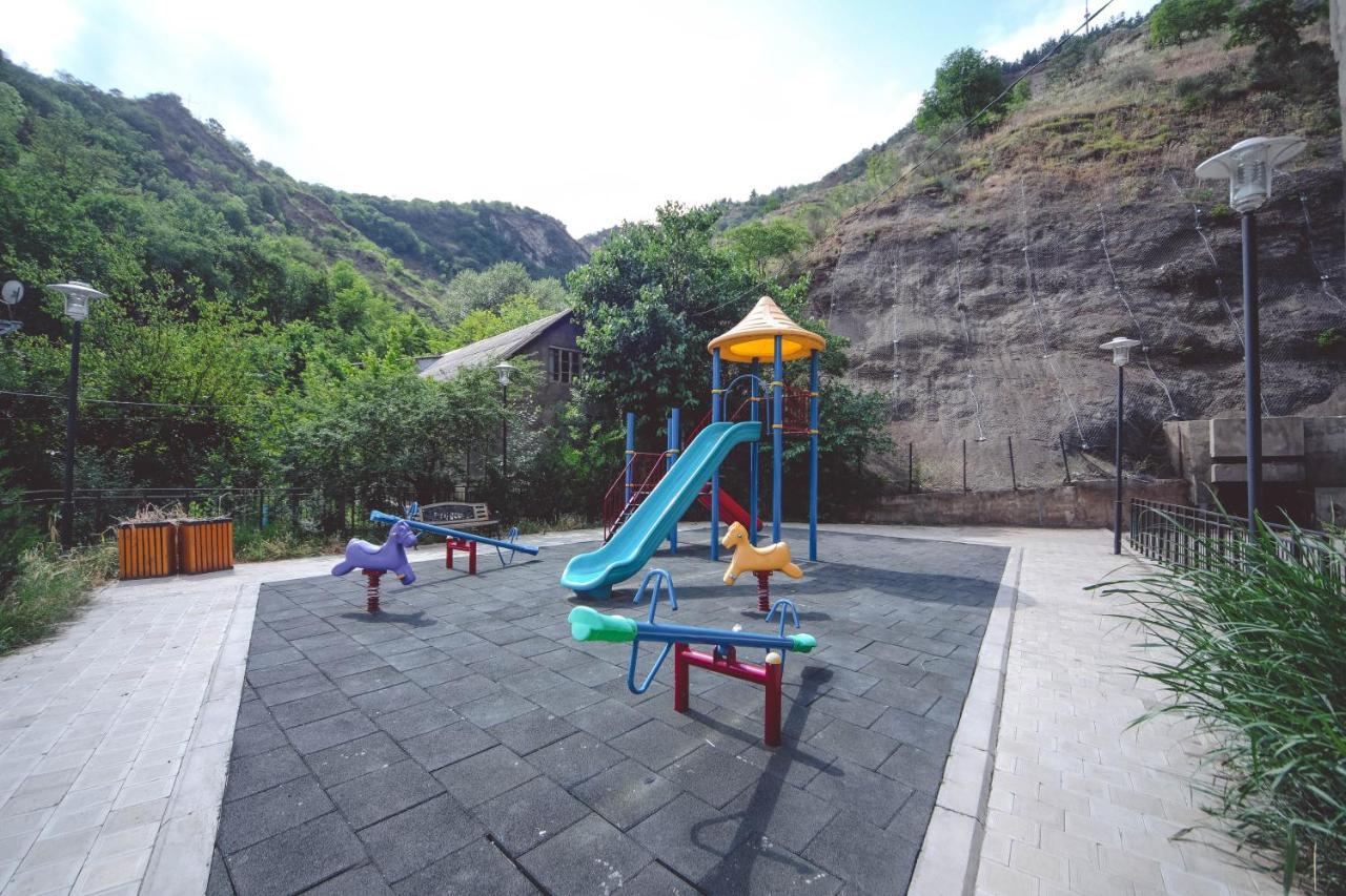 דירות טביליסי Under The Mountain מראה חיצוני תמונה